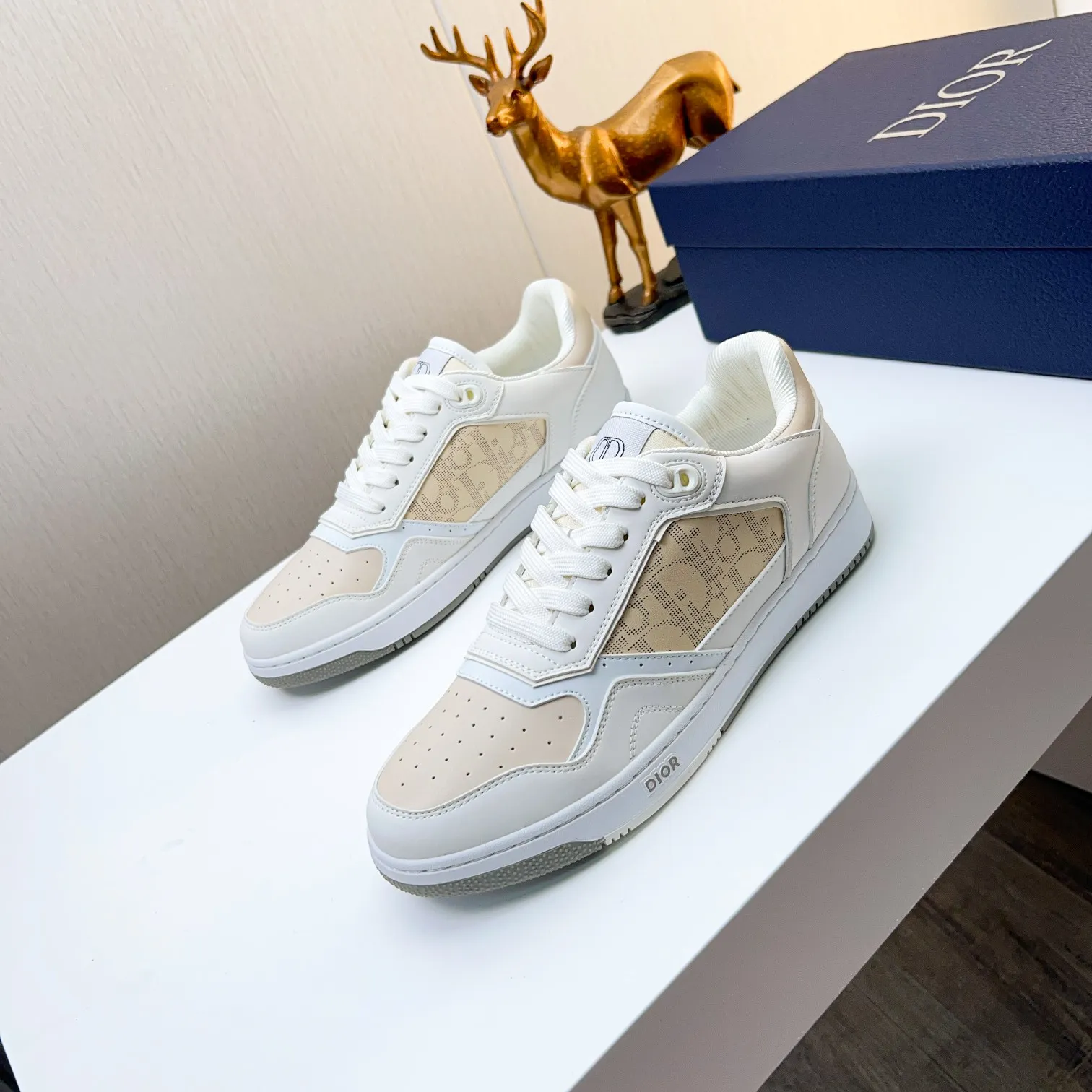 Men's Men's Shoes 💰400 [New] 🦩🦩Dior - Low-top sneakers 2025 spring men's collection new arrivals [Celebrate][Celebrate][Celebrate], reinterpret the basketball shoe design and become a classic Dior item [Strong][Strong][Strong], crafted in black and cream white smooth cowhide with beige suede, leather display on the side The CD logo, tongue, sole and back side are decorated with various distinctive details to enhance the style[666][666], while eyelet details, topstitching and rubber panels highlight the dynamic charm of its athletic style[strong][strong][strong]. It has a two-color rubber sole, which can be matched with various clothing to create a refined look. Size: 38 to 44 (45 can be customized